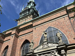 ガムラ・スタンは丘になっていて坂道もあり、ドイツ教会は尖塔が高く、離れた場所から観ると青緑色塔が見えました
朝はステンドグラスが美しくて金の装飾がきれいでした
