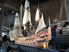 模型でその当時の豪華な船が展示されていました
模型をみると実物展示ではマストの長さが足りていないことに気づいて、いかに大きな船であったかが想像できました
木造船です
入場料は230ｋｒでした
ヴァーサ・ミュージアムレ・ストランが館内に有り休憩できました。
注文はトレーを持ち棚から食べたい品を取り最後に会計してテーブルまでセルフでした
ハム野菜サンドは美味しかったです