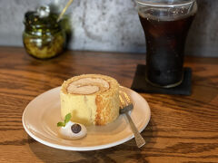 ロールケーキ、生クリームじゃない硬めのやつだった、、