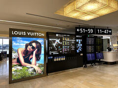 成田国際空港第1ターミナル 南ウイング 3F（保安検査後エリア）

保安検査と出国審査を終え、国際線出発ゲートエリア
（出国審査後エリア）に出ました。

インフォメーションセンター（ご案内カウンター）があります。

右へ向かうと搭乗口11番～47番ゲート、
左へ向かうと搭乗口51～59番ゲートになります。