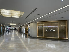 成田国際空港第1ターミナル 南ウィング 3F（保安検査後エリア）

左へ向かうと「CARTIER（カルティエ）」があり、
右へ向かうと「GUCCI（グッチ）」があります。

「カルティエ」の場合は日本のデパートなどの正規店で
購入するよりも空港の免税店の方が消費税分（10％）安いです。