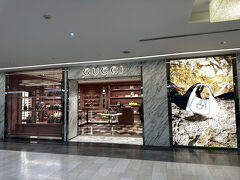 成田国際空港第1ターミナル 南ウィング 3F（保安検査後エリア）

「GUCCI（グッチ）」の写真。

「グッチ」の場合は日本のデパートなどの正規店で
購入するよりも空港の免税店の方が15％ほど安いのでお得です。