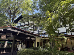 涼の音カフェでの朝食計画に失敗した。

さて、何処かで何か食べないといけないなとマップを見ると万平ホテルのカフェでも朝食を食べられそう！！と向かったのは良かったのですが。

まず、車の数が多くて駐車場の係員さんが「カフェ利用ですか？」と運転手さんに聞きまくってる。
え。。。そんなにも混むの？
ホテルの駐車場には車を停める事が出来ないらしくて、別の駐車場を案内されてる感じでした。

わたくし円蔵は駐輪場を見つけてそこにチャリを置いたけど、チャリの数も結構あって。カフェ混んでるかな？ってホテルに向かった。

６年前なんて、とても静かで。
ホテルの外観の写真を撮っていたら、フロントの方にホテルの歴史を教えて頂いたり、中に展示物も有るから見て行って下さいって感じの事を言われた位に落ち着いてたのになぁ。

６人位の若い方達のグループがわたしの前を歩いて万平ホテルのカフェに向かってた。
今はそういう時代なのか。としみじみと老いてゆく自分を振り返る。
なんて事は致しませんが、結局のところカフェを待つ方がロビーに溢れていたので。。
ここでの朝食も出来ませんでした。