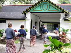 民俗衣装を着たこの人たちは、無給で王宮の保護、管理をしている。