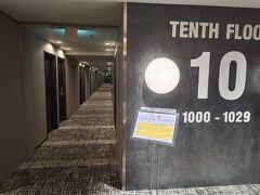 送迎バスは3分ほどでホテルに着きました。
フロントでチェックインの手続きをします。
部屋は10階でアサインされました。