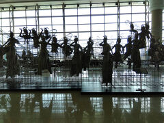 空港内オブジェ

喫煙所があるのがうれしかった。