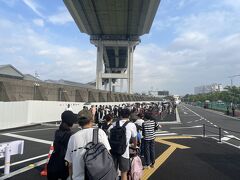 今回は西ゲートより入場にするため、エキスポライナーで桜島へ行き、そこからバスで会場へ向かいます。

7時40分ごろに駅に到着j。
事前に車椅子チケットの予約が１枚取れていたので、ベビーカーはそのまま畳まずに優先的に案内していただけました。
事前に予約画面を見せるので準備しておきます。
１台につき１席しかないので、予約は必須です！！！
