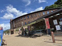 そして石鎚山から少し車を走らせ、
アウトドアオアシス石鎚へ。
大きいモンベル＋ちょっとした道の駅のようなものがあります。

ただ、飲食店はなく、SAや道の駅というより「モンベルショップ」という感じ。
下山後の食事を求めていたのですが、軽いおにぎりやサンドイッチしかなかった…

落ち込みながら買ったサンドイッチは、パンがフワフワでとても美味しかったです。