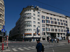 今回宿泊するエンパイアホテル、角がRになってる部分とその横窓２つ分のこじんまりしたホテルです。空港からのバスを降りると目の前がホテルのドア。まさしくDoor to Door。