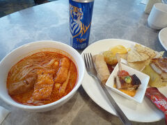 シンガポール空港で乗り継ぎ時間が約4時間あるのでラウンジで腹ごしらえして休憩しました。