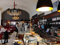 Café Diglas。
こちらはテレビの旅番組で何度か見かけてました。（テレビに出てくるカフェって、割と決まってるので、取材を受けてくれるところが少ないのかも…）
旅番組の印象では、昔気質のカフェの雰囲気を残しながら、アットホームな感じ…でしたが、実際に行ってみると、昔風というよりは、明るくてかわいい感じのカフェでした。
