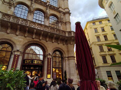 Café Centralの外観。
と、その前の行列です。有名カフェは、だいたいこんな感じです。
こちらのカフェはさすが外観も立派でした。