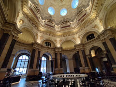 こちらはおまけ、自然史博物館のカフェです。
美術史美術館と自然史博物館は向かい合って建っていて、建物の造りも左右対称。
中央ドームの下には、デザインは違うけど、やはりカフェがありました。
時間がなくて入りませんでしたが(というか、気づいたときには閉店時間過ぎてた)、美術史美術館よりもしかしたら空いていて、穴場かもしれませんね。