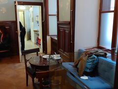 超有名カフェ、Café Demel。
実は、うん十年も昔、学生時代の周遊旅行で、唯一入ったカフェでした。(当時は、デメルとザッハーくらいしか情報がなかった…）
どうしていいかわからずまごまごしながら、当時のNHKのドイツ語講座で覚えたアインシュペナー(クリームとコーヒーと半々に入れたもの)を頼んだら、通じなかったのか「ウィンナコーヒー？」と聞き返され、出てきたのはメランジェ(いわゆるウィンナコーヒー)でした。
…「ウィンナコーヒー」って、英語でもドイツ語でもないですよ、カタカナ語ですよ・涙。(ウィーンはドイツ語でヴィーン、英語でヴィエナ。どちらも濁る。コーヒーももちろん日本語。)
…日本人がたくさん観光に来始めた頃らしいエピソードではありますが…

さて、うん十年後のカフェデメル、ここが一番並びました。30分くらいかかったかな。まあ一番有名ですから、このくらいは仕方ないですよね。
でもそれより驚いたのは、店の造りが変っていたこと。
昔は1階に広いカフェスペース、その隣に小さいショップがあったと思うのですが(証拠の写真はないのですが…何しろフィルムが貴重な時代で…)、現在は1階はほぼすべてショップになっていて、観光客がお土産買ってました。
カフェスペースは、2階以上に小さい部屋がたくさん並んでました。
そして、激混みにつき、私の席は配膳室の前。…いや、しょうがないのですが…椅子は良いソファーでしたし…
もっとクラシックな内装の部屋もありましたよ。

カフェというより、有名観光スポットになっちゃって、お店の方も大量のお客さんをさばくために、いろいろ工夫をされてるのだと思います。
しかし、もしゆっくりカフェ文化を楽しみたいなら、ここはもはや避けるべき場所になってしまったのでは…と思ってしまいました。
