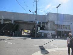 最寄駅から阪急で淡路へ。淡路でちょっと距離のあるJR淡路駅に乗り換えです。
今日はピーカンで朝から暑いっす！
