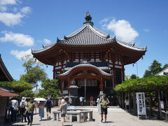 西国三十三所観音霊場第9番札所の南円堂。朱色が際立つ美しい八角円堂は、父内麻呂の冥福を祈るため藤原冬嗣によって813年に建立され、現在残っているのは江戸時代に再建されたもの。