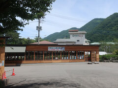 バス停から坂を下って行く途中にあった広場は朝市会場となっています
４月20日から11月20日まで毎日朝6時から7時半まで開催されているそうです