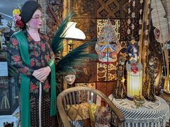 Hamzah Batik Malioboroでの夜のニューハーフショーを見に行きましたが、
祝日の為、満席で断念。明日無料のショーがあるよ、と教えてくれて
とても親切でした。中も見てみる？とどんな感じか見せてくれました。

インドネシア人は笑顔で優しいです。