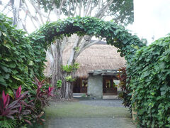 クタからウブドに移動しました。
「コマネカ アット ラサ サヤン ウブド ホテル」2泊お世話になります。
ウブドらしい外観です。