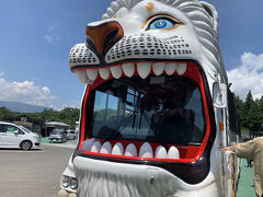 朝の10時。那須サファリパークに到着。人生初のサファリパーク。マイカーでなくバスを選びました。マイカーだと動物の唾液や傷だらけになる、と聞いていたからです。しかし、入園料とバス代で1人4000円超え、高い！