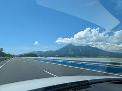 お蕎麦で満腹にして、次の岩代一之宮、伊佐須美神社まで93.1kmを高速で移動します。　途中磐梯山がきれいに見えました。