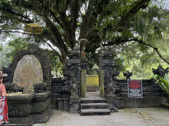さて次に移動　ティルタ ウンプル寺院
当初　沐浴したいとお願いしておきましたが　トップシーズンですごく混んでるから
沐浴するなら別の場所案内するよって・・・ここは見学だけすることに

左の大きな石像がトトロに見える