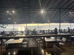 18:30～nana's cafeを予約していました。３家族みんなstrollで各々移動。ちょうどサンセットでテラスでのBBQがとても良さそう。私たちは室内で。