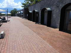 こちらには、ショップと冷房のきいたセミナー室があります。
この日は、暑い日でセミナー室でのレクチャーでした。
暑くない日は、外でのお話が長いようです。
