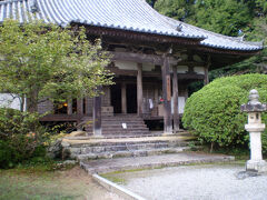 本堂。本尊である阿弥陀三尊や多聞天、増長天等の仏像や、寺宝類を安置しています。　本堂前の広い庭は浄土式庭園になっており、四季折々の花が美しく咲きほこり ます。