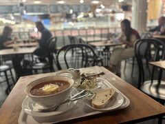 お手頃でフィッシュスープが美味しいと人気のお店にやってきました。
混雑しそうなので早めに入店すると店内空いてて快適！
海外の食事は日本より遅めスタートなことが多いから、
12時くらいだとわりと空いてるのはあるあるやなー
ここもしばらくすると混んできたけど、回転が早くて待ち時間はそんなになさそうだった！

名物のフィッシュスープはカウンターでオーダーすると
その場で注いでくれるスタバのコーヒースタイル。
その他のメニューは注文後、テーブルで待ってると店員さんが運んでくれてました。

★Restaurang Kajsas Fisk
https://maps.app.goo.gl/DtB7LswNZecMxmg39?g_st=ipc