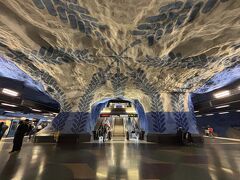 私が1番よく使ったT-Centralen駅はこんな感じ。
テーマは色々なんやけど、ほとんどの駅はこんな感じで洞窟みたいにぼこぼこした壁面でした。