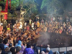 ダレム・ラマン・カジャ寺院まで歩いて行きましたが少し距離があり、途中雨に降られましたがケチャダンス堪能できました。