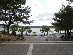 駅の正面は海岸。
この写真の左の方に歩いて行くと、八景島シーパラダイス。
「海の公園」と言われる一帯で、周辺は意外と人が多い。