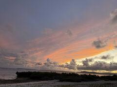 夕飯の後は宮里海岸へ夕陽を見に来ました
雲が多いけど今日はちょっとだけ焼けました