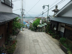 生駒新地は、生駒山の山上にある「宝山寺」への参道として、旅館街が形成されたのがその始まりです。かつては参拝客をもてなす「花街」として栄え、多くの人々で賑わったそうです。今もなお重厚な木造建築の旅館が軒を連ね、風情ある石畳の路地が続くその街並みは、どこか懐かしい“大正モダン”な雰囲気に満ちてています。