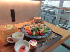 【クローチェCROCE&Co.】
ここのモーニングずっと食べてみたかったの
なかなか空港で朝食を食べる機会がなかったけどやっと今日来れました
(^_-)-☆
