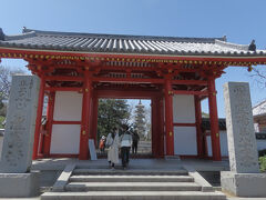 シャトルバスを降り、道なりに進むと屋島寺に着きました。ここは「四国霊場八十八ヶ所・第84番札所」らしい。と言っても、ピンとこないし、全く覚えていない(;_:)　ただ、博物館があったり、建物自体が物凄く綺麗だったので、改修したのは間違いないな。