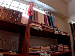 10:00になったので、まずはカフェの近くにあるPeace Storeにうかがいました。
とてもセンスがいいお店です。
タイシルクを使ったストールがきれいで実家へのお土産に購入しました。