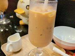 ターミナル21までホテルから歩いて15分くらいとどなたかのブログで見たので歩いてみたんですが、
とにかく蒸し暑いので15分の距離でもつらい！（たぶん15分以上かかった）
さらに、大通りに出ると子供向きではないお店がならんでいて、歩くのが気まずいし、道も悪い。
（下着姿のお姉さんが、テーブルの上に立って踊ってた）
ようやくターミナル21の近くまで来たら、遠回りしないと横断歩道がなくて、疲れて空腹の体には本当にしんどかったです。
お子様連れの方はGrabかタクシー使ってください！

モールに着いたのが20:00くらいだったかな。
フードコートに向かったのですが、席がいっぱいで全然座れないので諦めました。
たぶん夕食のピーク時間は20:00頃です。
諦めてMKレストランへ。