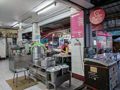 今回訪れたのはピンクのカオマンガイのお店なのですが、手前に緑のカオマンガイのお店もあってトリッキーです(笑)
5:57に到着して、お店の前で開店を待っていたら、お店の方が見かねて？席に案内してくれました。