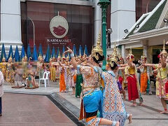 来た道を戻って、エラワン祠へ。
敷地内にあるお店でお供え物を買って、お参りしました。
入った瞬間、踊りの奉納がされていました。
踊り子さん総動員だったので、大きな願い事がかなったんでしょうね。
図らずも本格タイ舞踊を間近で見ることができてラッキーでした。
「時計回りね。」と思って、ほとんど一周し終わりそうになった時に気付いた。
反対周りだ！！
踵を返して、もう１周。
お目こぼしいただけたら、私も踊りの奉納をしたいと思います。