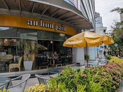 仕方ないので、カフェで時間をつぶすことにします。
Au Bon Painにうかがいました。
