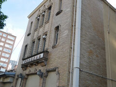 愛知県庁大津橋分室の隣の建物もレトロで素敵です。伊勢久株式会社と書いてあります。