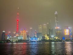 上海の夜景といえば、ここ黄浦公園からの黄浦河をはさんで見えるビル群

先ほどまでいた東方明珠塔、上海ビルなどが見える。それを見ようと中国人、海外の人が多くいた

20年前に来たときは、これほどビルは立ち並んでいなかった記憶。知り合いの方に聞いたのだが、昔は畑だったそうで、今となってはとても信じられない話

ここまで数多くの観光地で中国人を見てきたが、写真を撮る情熱が半端なく、ずっと動かずに何枚も写真を撮るのがとても興味深かった。あと、中国国外では、中国人の振る舞いが話題になることが多いが、国内では監視の目があるせいか思ったよりはおとなしい。帰国後、友人と話していたが、国内で抑圧されているので、国外に出たときにストレスを発散しているのではないかという結論になった

