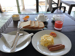 09:48
宿に戻り朝食
配膳してくれたのは、愛層の良い、オーナーの娘さん
嫌味のない素敵な笑顔。48歳、ときめいてます

フルーツの盛り合わせから始まり（っていうかスリランカではフルーツは先に出るものなのかなぁ。シギリヤのホテルもそうだった）、パン、オムレツ、ヨーグルトと、まーお腹いっぱいになりました。
