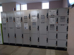 朝食後、元町港船客待合所の中にあるコインロッカーに不要な荷物を預けました。宿に荷物を預けることも可能だったのですが、海に貴重品を持って行くのも、宿に置きっぱなしの荷物に貴重品を入れておくのも物騒かなと思って、コインロッカーにしました。