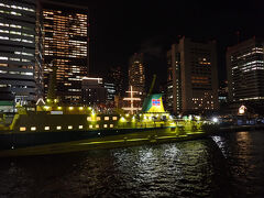 八丈島方面に向かう大型客船。いつか乗ってみたい。