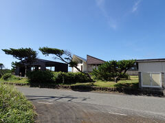 しばらく歩くと、トウシキキャンプ場がありました。
トウシキキャンプ場は事前申し込みすれば、無料で宿泊できるキャンプ場です。炊事場やトイレ、水シャワー等の設備があります。これから行くトウシキ遊泳場にはトイレやシャワー等の設備がないので、こちらのキャンプ場の施設を使うことになります。すべて無料で自由に使っていいみたいです。