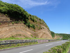 13：34、地層大切断面バス停で下車。前回もここには来ているのですが、緑の時期にも来てみたかったので。でも、冬の方が迫力あったかな？