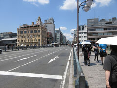 四条大橋を渡り 
河原町方面へ進むと
　